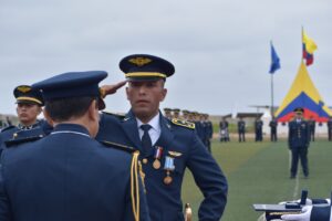 Lojano recibe condecoración en la Fuerza Aérea por su excelente desempeño