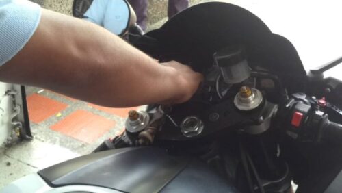 A golpes le roban la moto a un hombre en Ambato