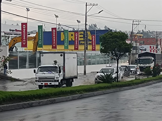 Inundaciones, caos vehicular y cortes  de luz tras tormenta en Ambato