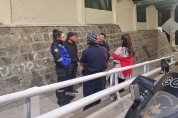 Personal del Cuerpo de Bomberos asistió a la mujer para estabilizarla y que no volviera a intentar matarse.