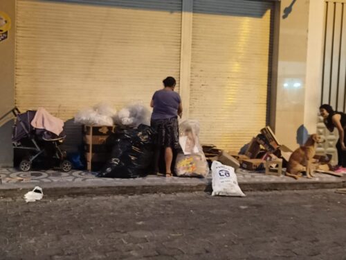 LABOR. Margarita y Lupita trabajan en el reciclaje.