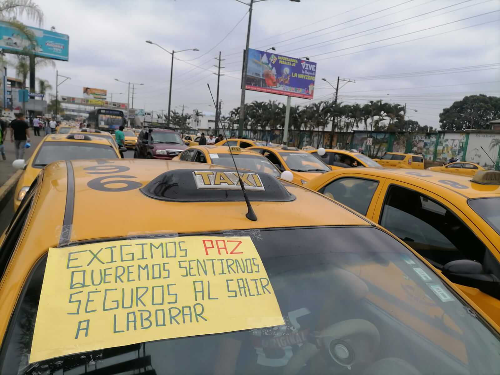 Concentración.  Los taxistas realizaron una marcha pacífica en Quevedo, este 31 de octubre de 2022.