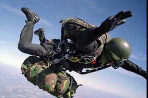 Militares celebran un año más del paracaidismo