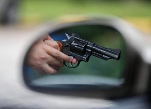 Al sur de Ambato delincuentes armados roban un carro