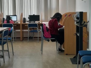 Los estudiantes también pueden usar las computadoras para realizar sus tareas y consultas.