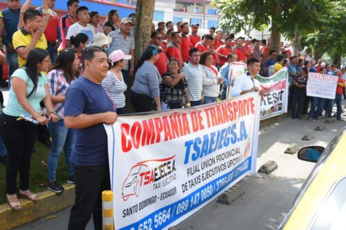Taxistas ejecutivos protestan, piden que los dejen trabajar