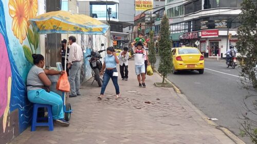 PANORAMA. Los ciudadanos deben continuar utilizando mascarilla.