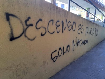La sede de Macará amanece con grafitis en contra de la directiva