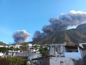 Erupción del volcán Stromboli pone en alerta naranja a la isla siciliana