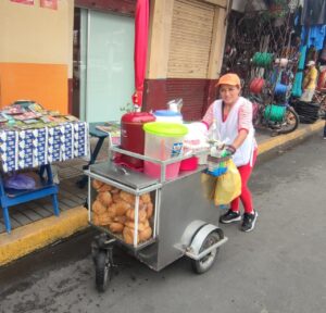 ESFUERZO. Karina Rodríguez financia el curso de su hijo con la venta de horchata y chocolate.