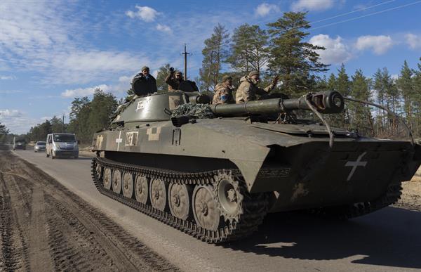 Conflicto . Militares ucranianos montan un vehículo blindado en una carretera en el área de Jarkov. EFE