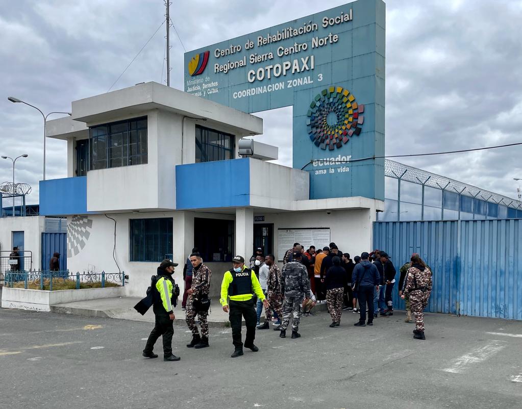 Presos son trasladados a otras cárceles tras balacera en Cotopaxi