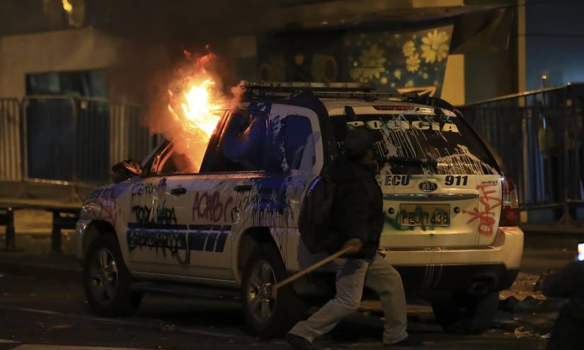 Vehículo policial incinerado (foto cortesía).