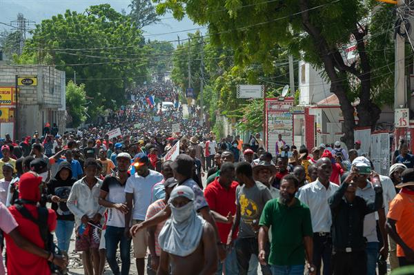 Manifestaciones. Haitianos participan de una protesta en rechazo a la intervención militar extranjera.