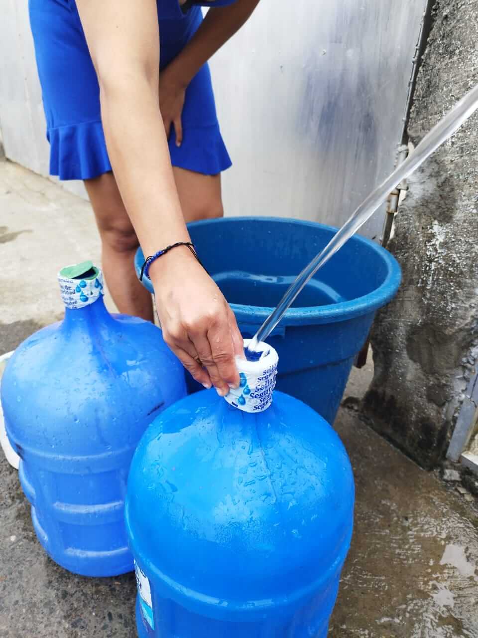 La falta de servicio de agua potable son constantes en Quevedo, problema que causa a los usuarios. 
