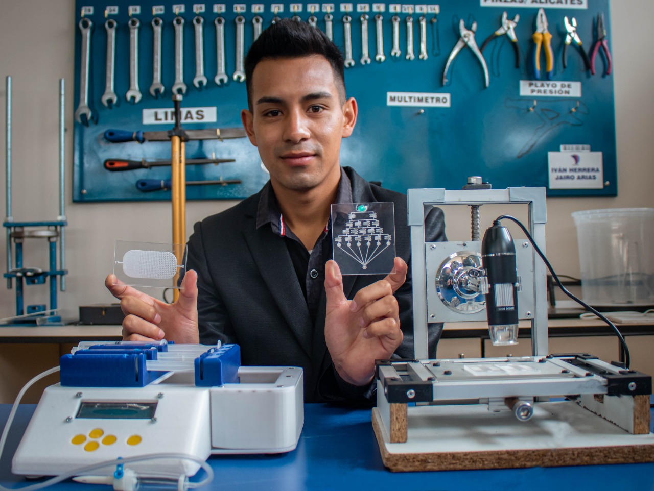 Estudiantes de Universidad Indoamérica trabjan en sistemas de microfluídica