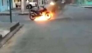 La motocicleta de presuntos  antisociales fue incinerada