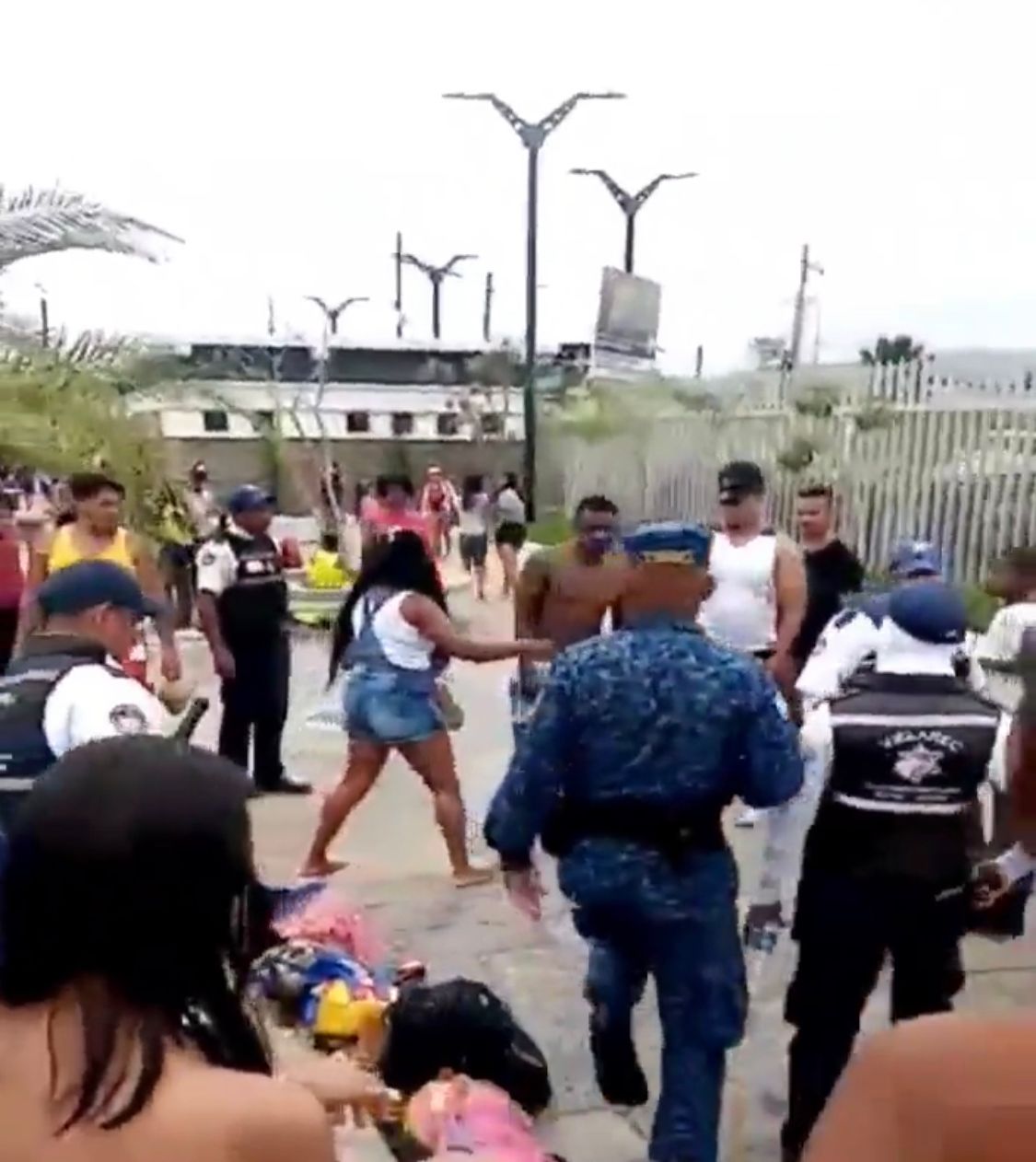 Guayaquil inauguró una piscina de olas con una discusión entre un hombre y agentes de control