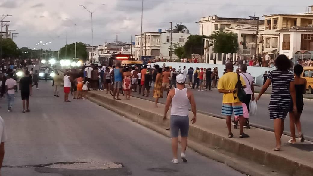 Pueblo cubano protesta y se activan las alarmas sobre más represión del Gobierno