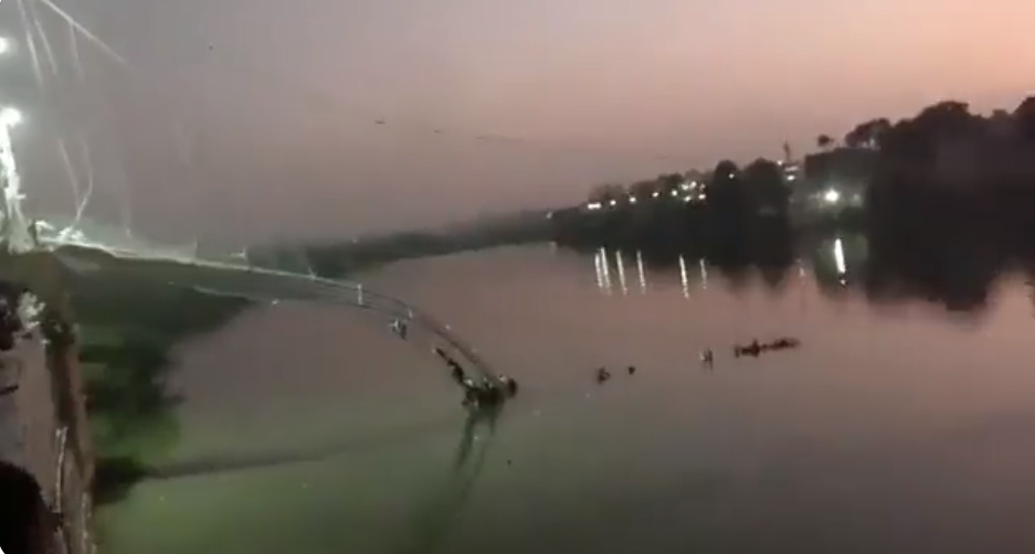 Al menos 60 muertos tras el colapso de un puente en el oeste de la India