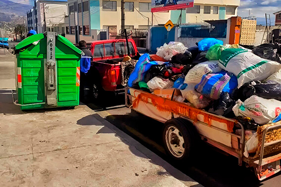 No todos los recicladores lo siguen haciendo de forma tradicional, hay quienes ahora lo hacen en carros y acaparan más material.