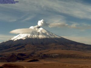 Parque nacional Cotopaxi cierra por emisiones de gas y ceniza