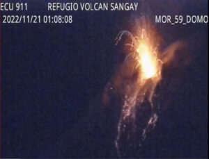 Volcán Sangay expulsa flujo piroclástico incandescente