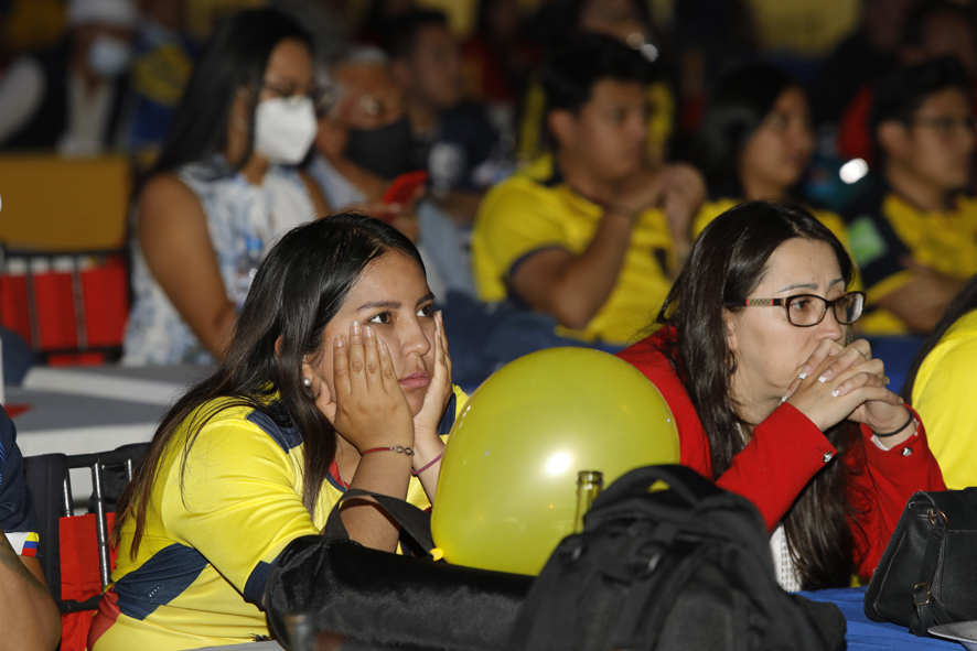Afición. Los ecuatorianos disfrutaron el partido en centros comerciales, restaurantes, centros educativos y otros espacios.