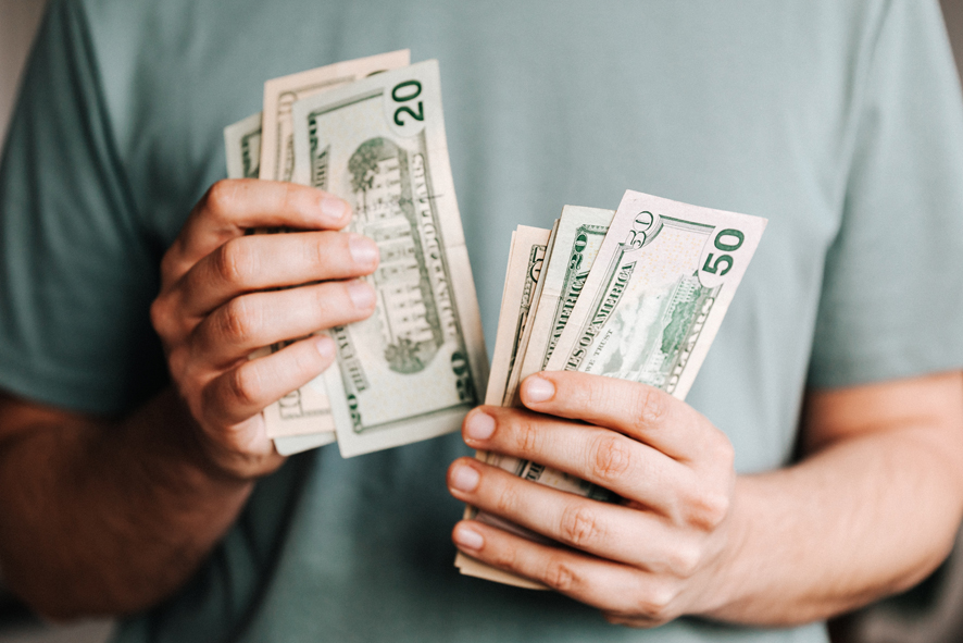 La guerra en Ucrania y la inflación provocaron una reducción en los salarios a escala global