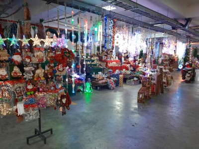 En el mercado Colón hay una amplia variedad de artículos relacionados con la Navidad.