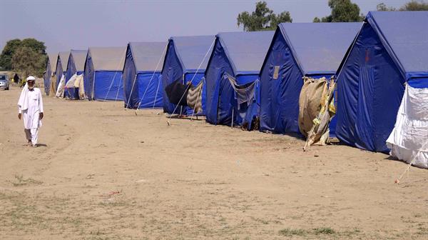 TRAGEDIA. Personas afectadas por inundaciones se refugian en tiendas de campaña en una población de Pakistán, el 3 de octubre de 2022. EFE