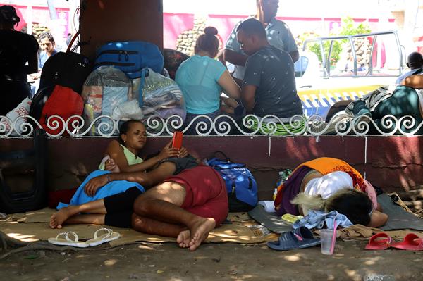 Crisis. Migrantes centroamericanos permanecen en un campamento improvisado el, en Tapachula (México).