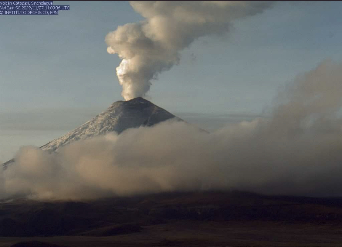 Caída de ceniza se registra en dos volcanes