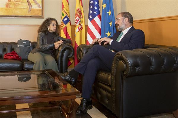 Reunión. El presidente de Aragón, Javier Lambán, y la embajadora de EE.UU en España, Julissa Reynoso.