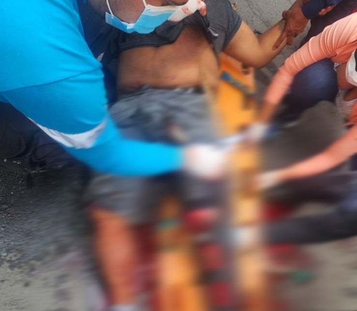 Hombre es aplastado por llanta de su bus