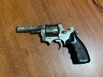 Esta es el arma que fue abandonada en la unidad de transporte.
