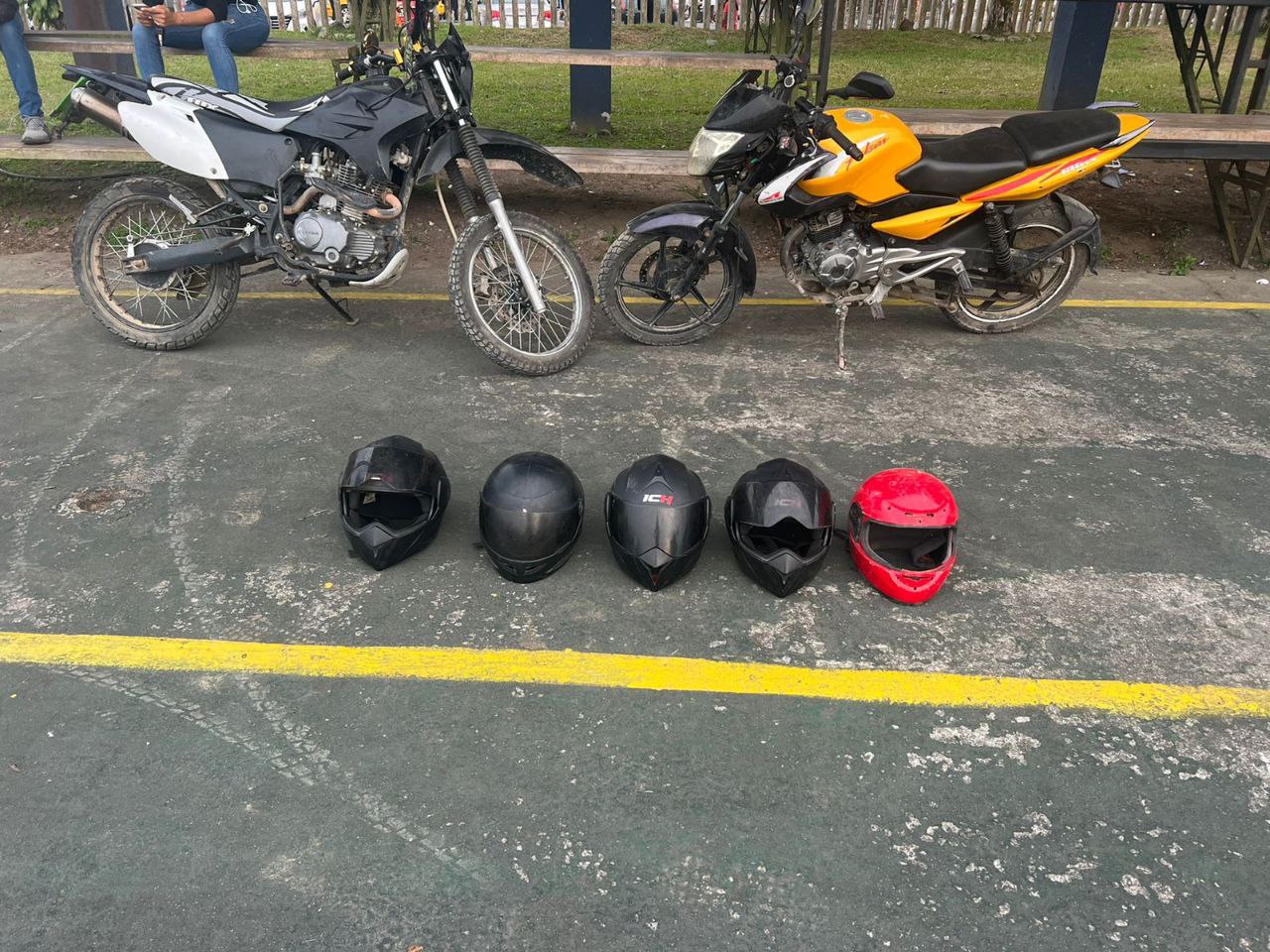 EVIDENCIAS. La policía retuvo dos motocicletas que habrían sido utilizadas para la huida de los antisociales.