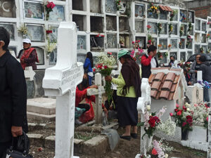 Emotivos momentos de fe se viven en los cementerios de la ciudad