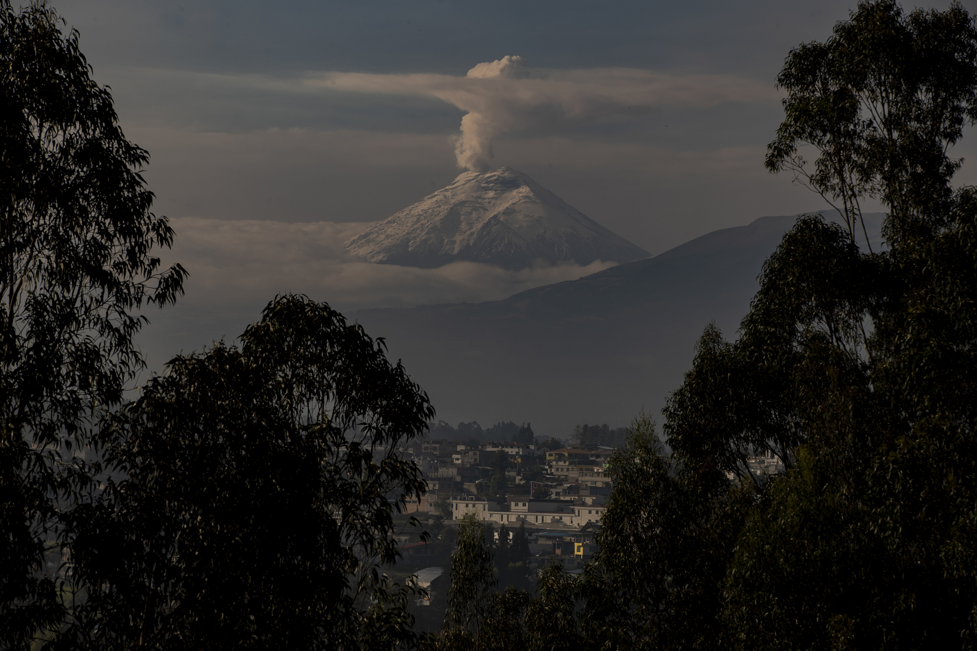 El volcán ecuatoriano Cotopaxi emite columna de gases y vapor de 500 metros