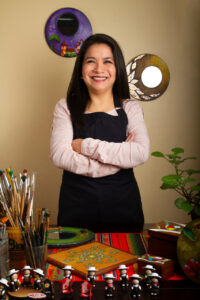 Sonia Morocho crea hermosas artesanías de elementos culturales del país