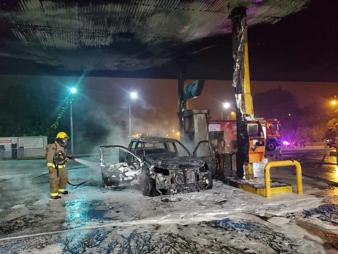 PROBLEMA. Sujetos aún desconocidos quemaron carros en varias gasolineras de Santo Domingo.