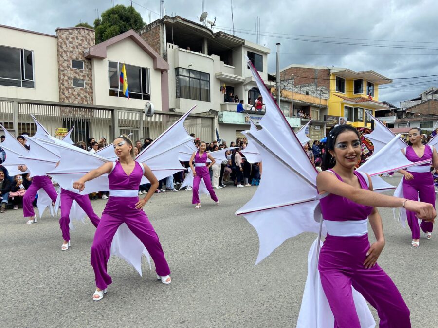 Colorido, arte y música en el desfile alegórico de la Independencia
