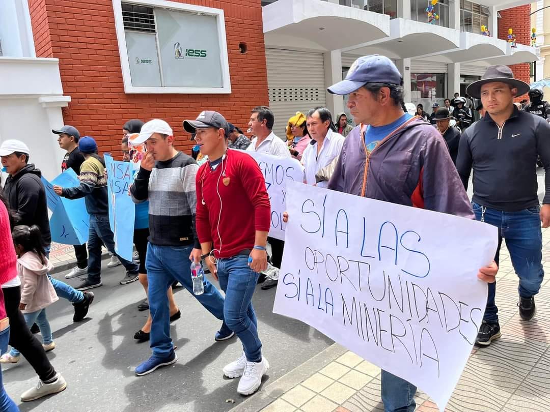 Ciudadanos con marcha exigen trabajo digno en Fierro Urco