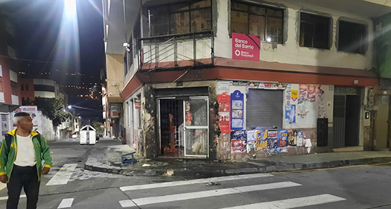 La fachada del local quedó destruida por la bomba molotov.