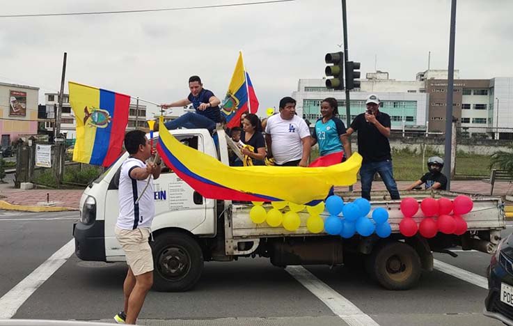 ALGARABÍA. Santodomingueños salieron a festejar el triunfo.