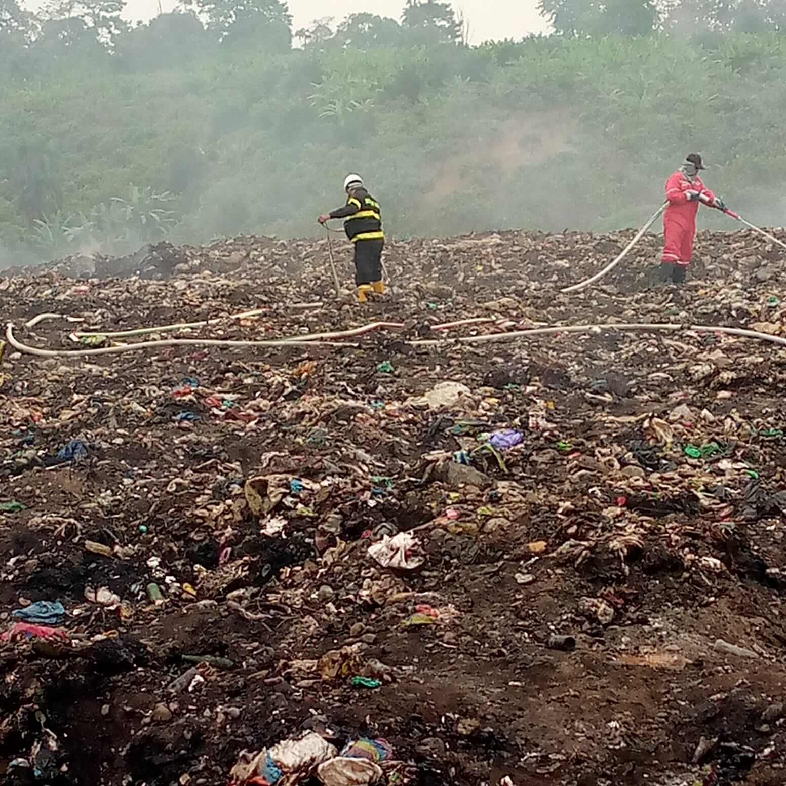 Los bomberos de varios cantones trabajan para mitigar el humo que se produce en el exrelleno sanitario de Quevedo.