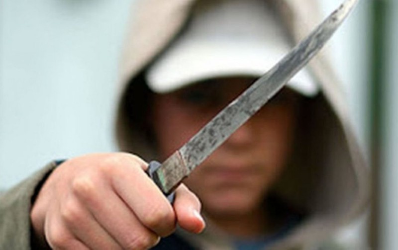 Ataca a cuchillazos al amigo de su expareja en Huachi Grande