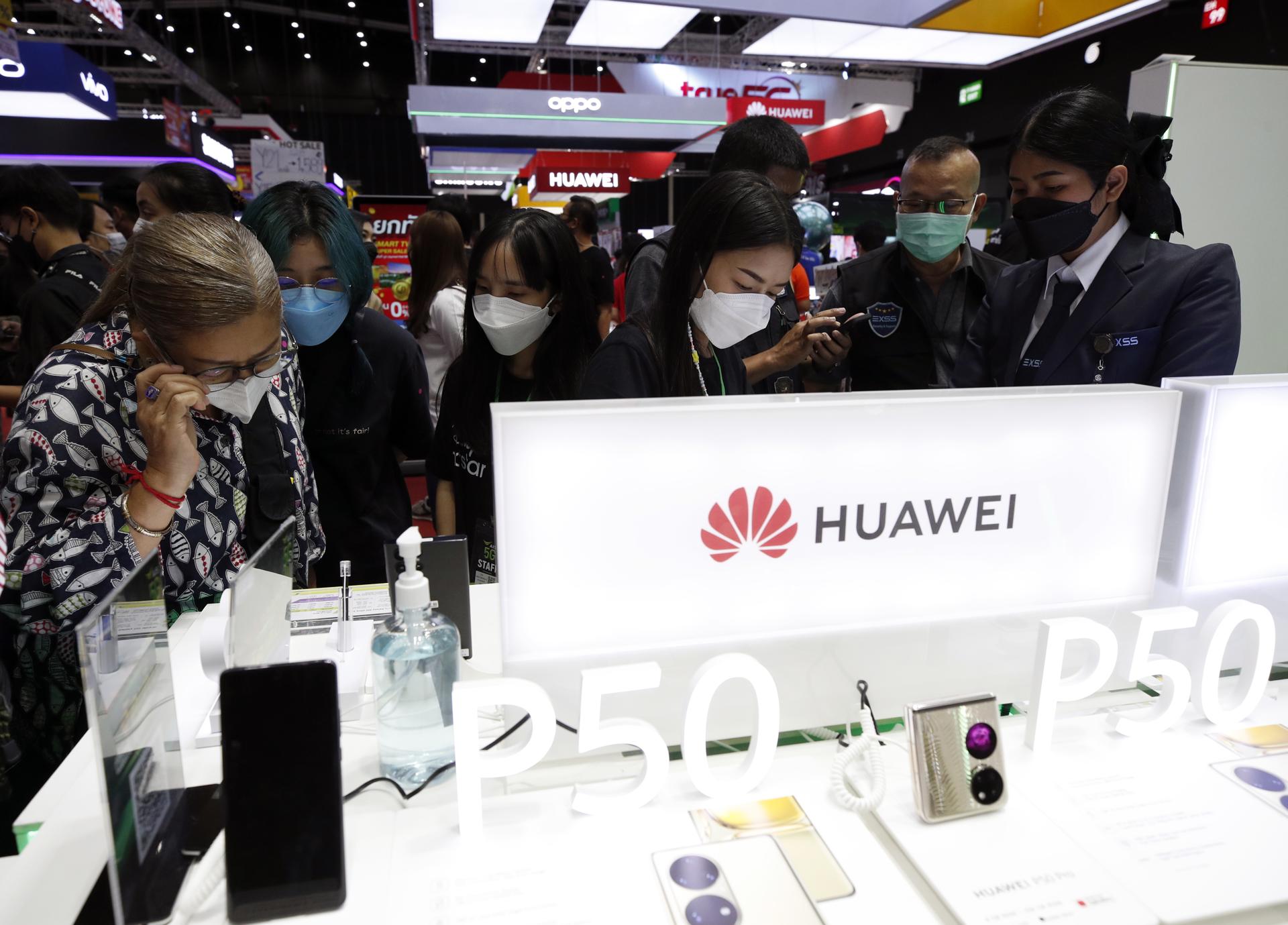 EE.UU. prohíbe vender e importar productos de Huawei y ZTE