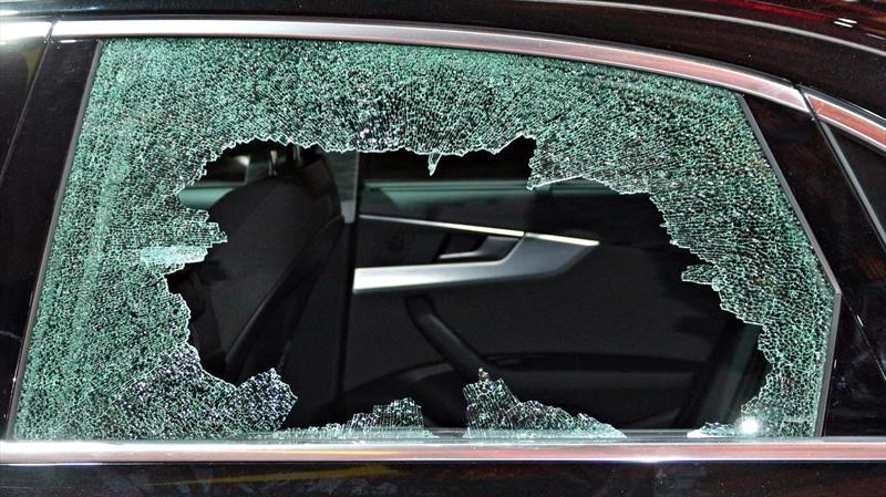 Los antisociales rompieron una de las ventanas del carro de la víctima para amedrentarlo.