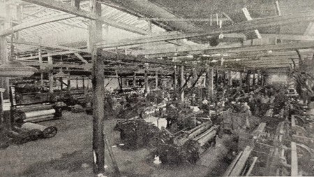 El interior de la fábrica tenía varias maquinarias.